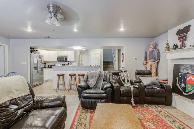 Building Photo - Two Story, 3 Bed / 2 Bath Duplex with Modern Appeal