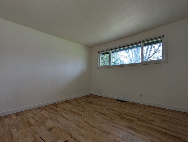 Building Photo - updated 4bed/2bath duplex near Oakway Rd