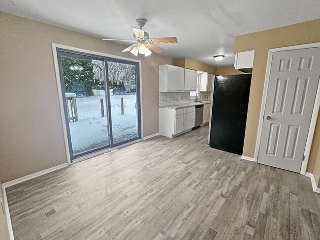 Building Photo - 5573 Rockbluff Dr NE