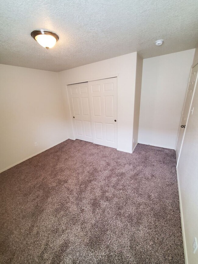 Building Photo - 3 bed 2 bath 1800 sq ft in Huning Ranch!