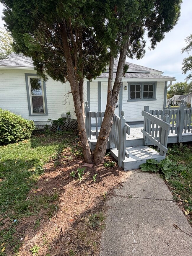 Building Photo - 633 S Apperson Way
