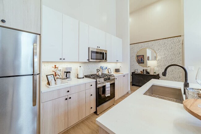 Building Photo - 1954 W North Ave