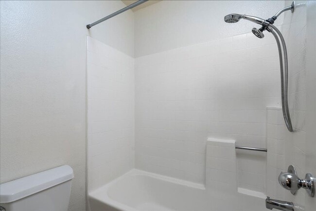 Building Photo - GREAT CONDO CLOSE TO VALENCIA MALL!