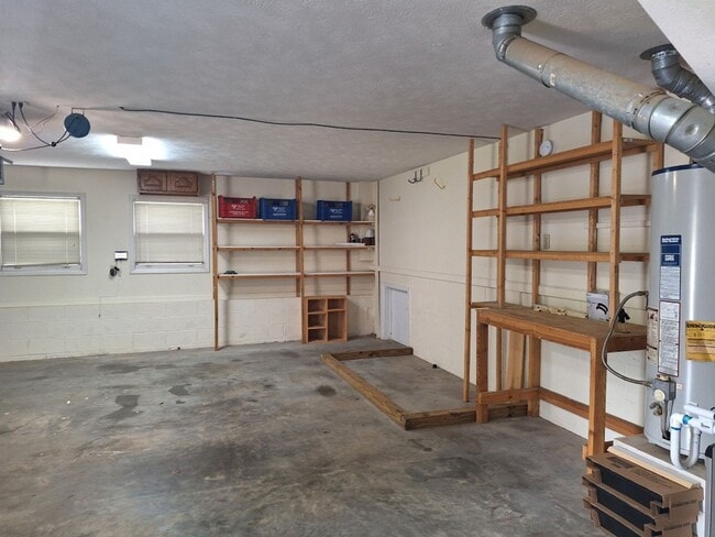 Building Photo - 4bd/3 bath located in desirable neighbor in Fox Den Subdivision in West Knoxville