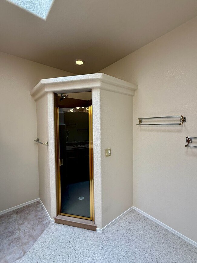 Building Photo - Pending - Long term