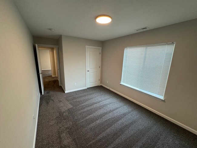 Building Photo - Brand New 4 Bed / 2.5 Bath Duplex! $250 Am...