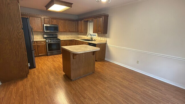 Building Photo - 2106 Middle Creek Blvd