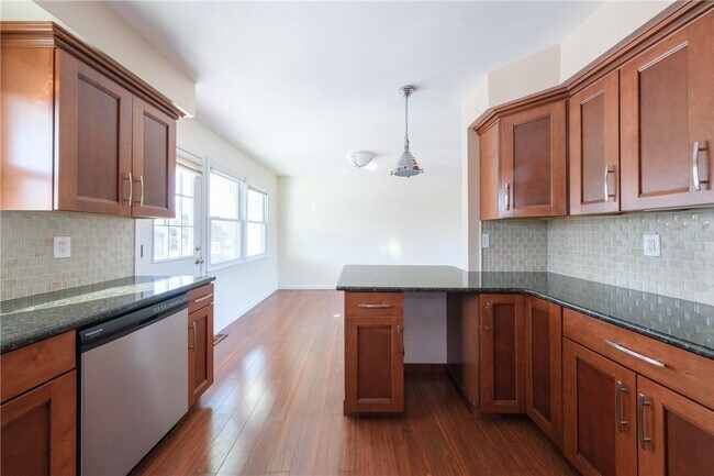 Building Photo - 1320 Mamaroneck Ave