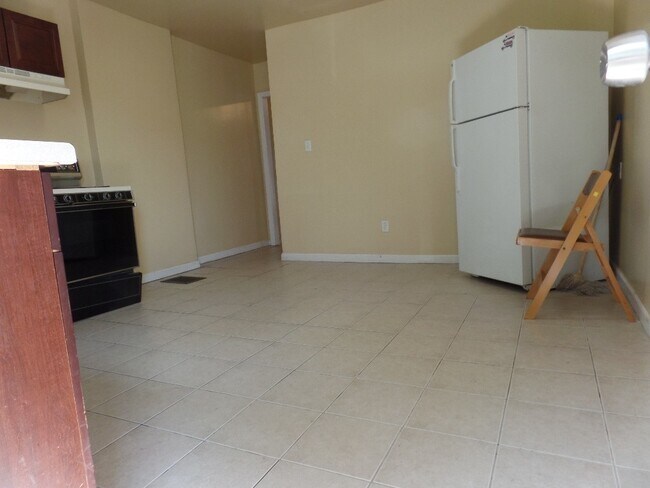 Building Photo - 124 S Walter Ave