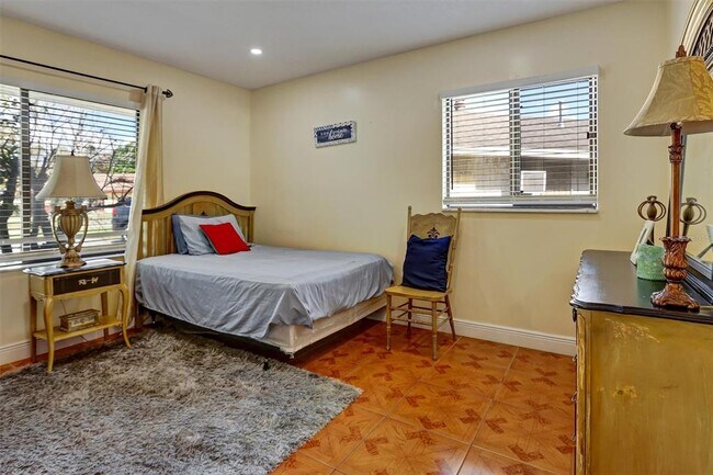 Building Photo - 700 Sunbury Ct