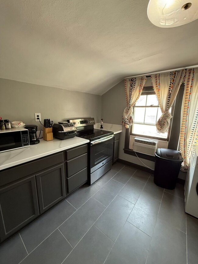Building Photo - 2nd floor unit with Furnished or Unfurnish...