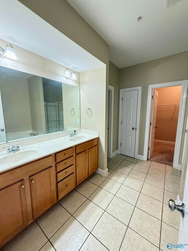 Building Photo - 472 Shamrock Dr