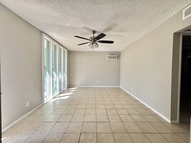 Building Photo - Updated Upstairs 2 Bed | 1 Bath Apartment Near the Las Vegas Strip