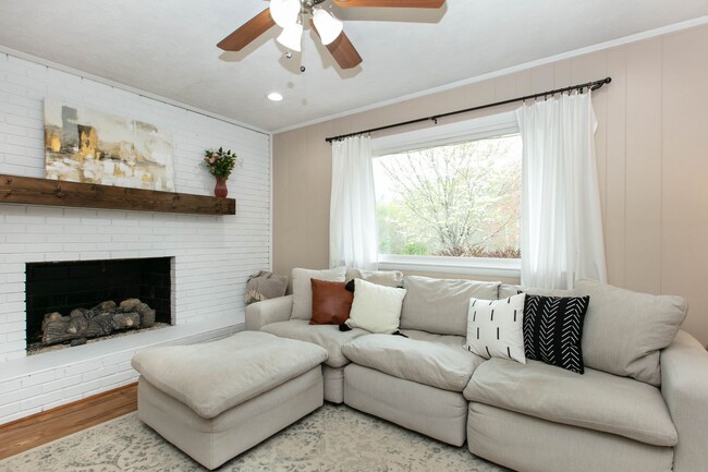 Building Photo - 3BR/2BA Home with Detached Garage – Fletch...