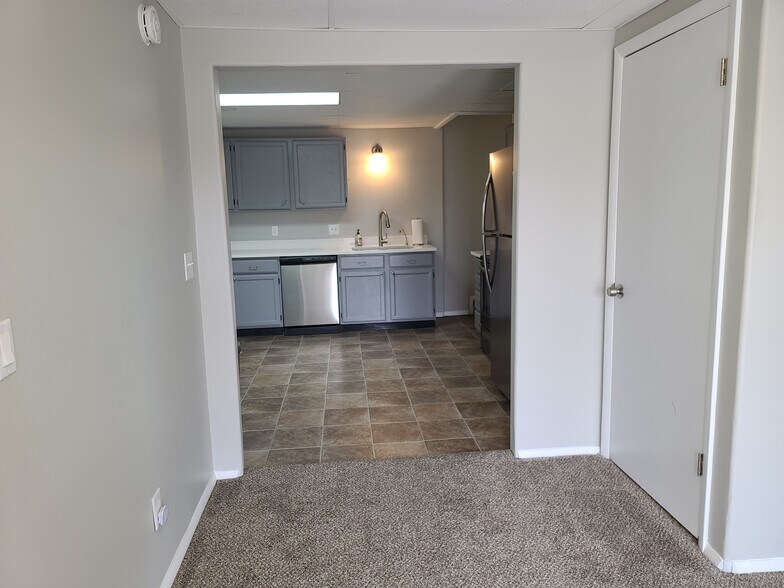 Building Photo - 940 W Red Oaks Dr