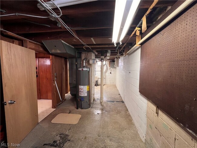 Building Photo - 3006 Torrington Ave