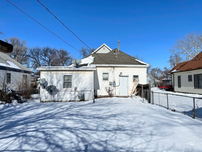 Building Photo - 3 Bed, 2 Bath Bungalow