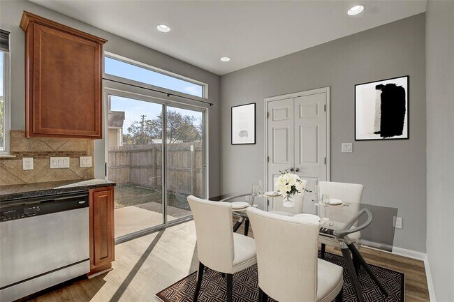 Building Photo - 512 Eberhart Ln
