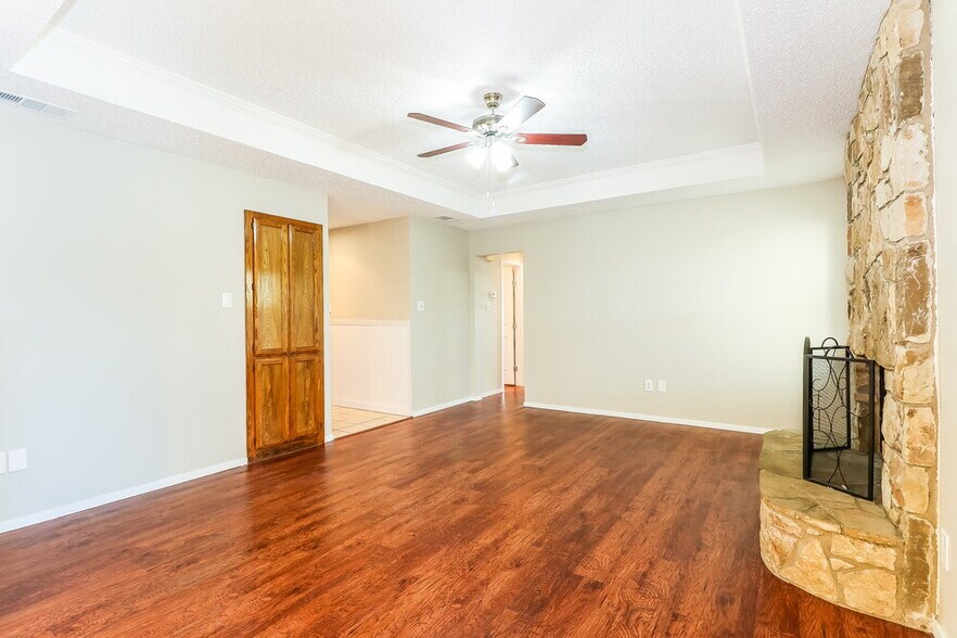 Building Photo - 6214 Lotus Dr