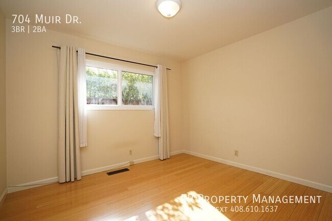 Building Photo - 704 Muir Dr