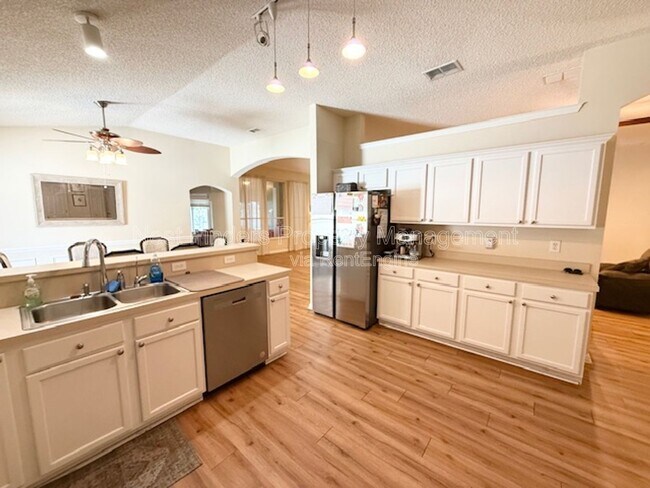 Building Photo - 304 W Betony Branch Way