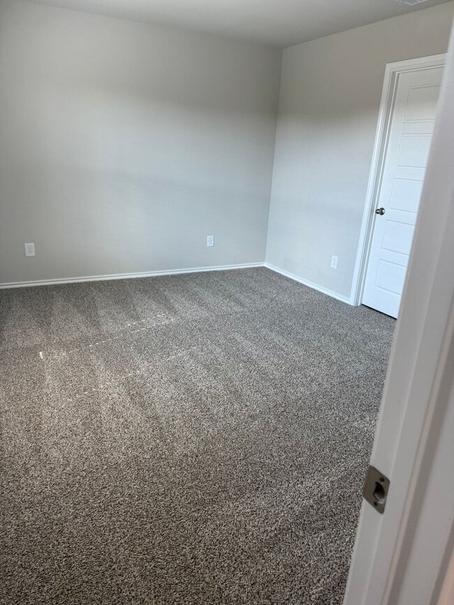 Building Photo - 320 Trail Ct