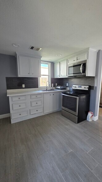 Building Photo - 9426 Sandra St