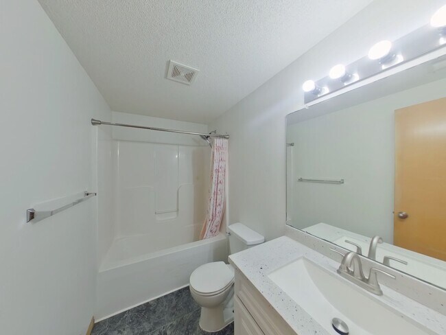 Building Photo - 804 N Longview Ct