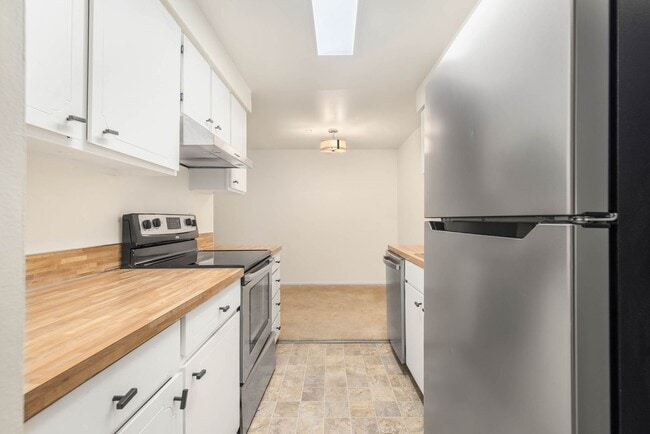 Building Photo - 1 Bedroom 1 Bath Condo in Kirkland! Lock in this great price before the New-Year!