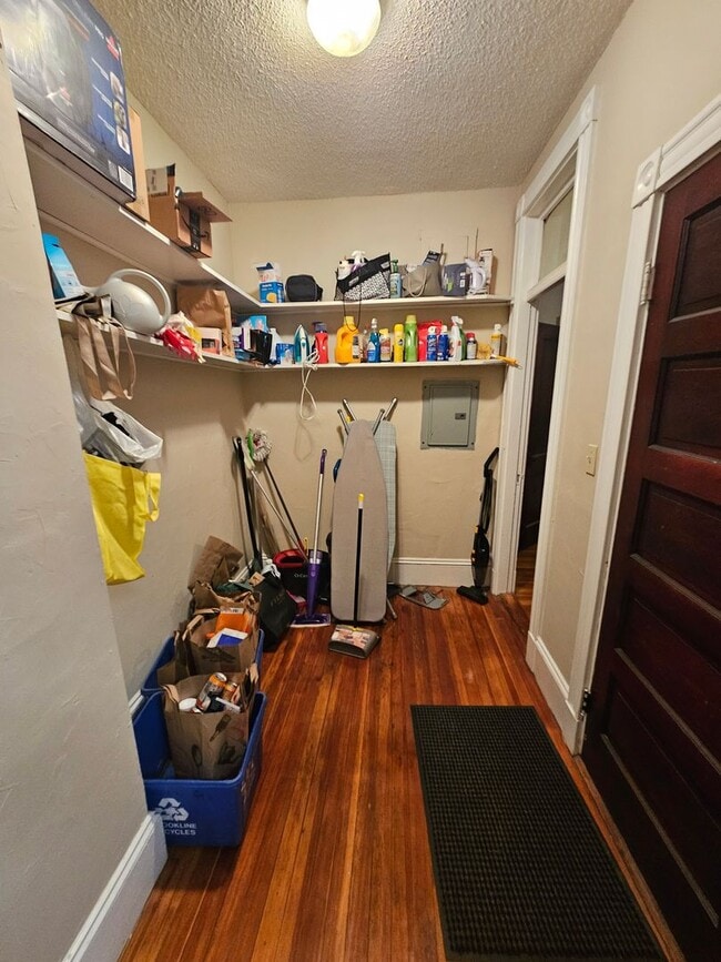 Building Photo - WOW!!   BIG 5 BED BY B.U.