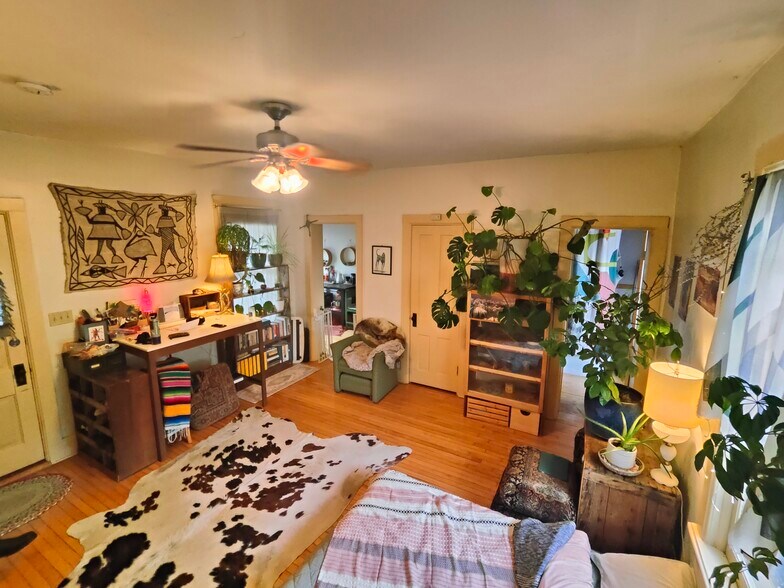 Building Photo - 228 E 8th St