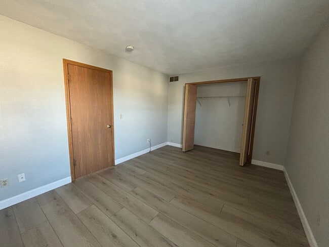 Building Photo - 2 Bedroom 1.5 Bath Spacious Townhome