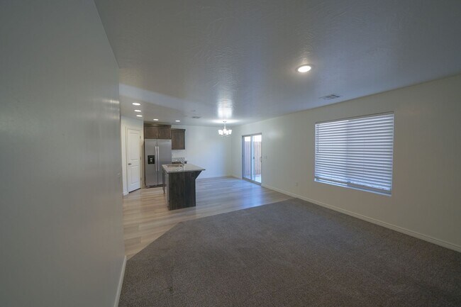 Building Photo - Spacious Townhome for Rent – Prime Location!