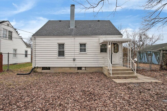 Building Photo - Spacious 4-Bedroom Single Family Home