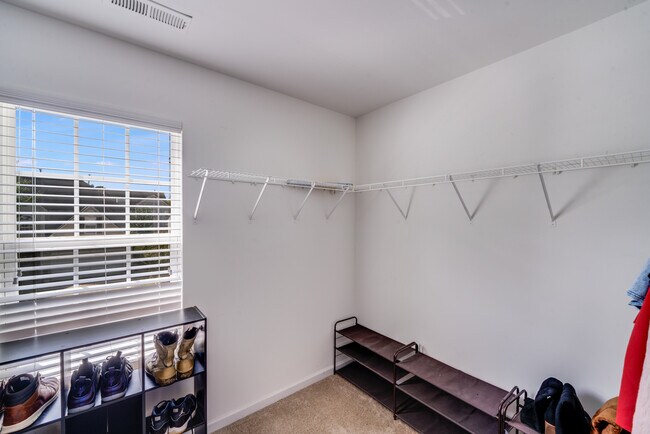 Walk In Closet - 9535 Currier Rd