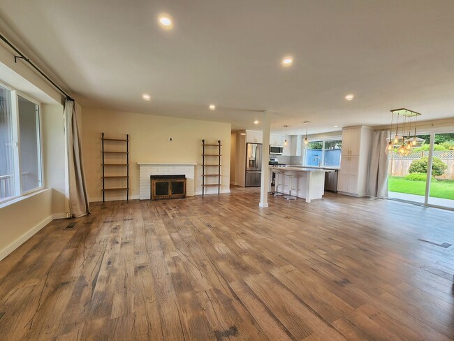 Building Photo - Beautilfully Remodeled 4 Bed 2.75 Bath Ram...