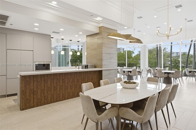 Building Photo - 16500 Collins Ave