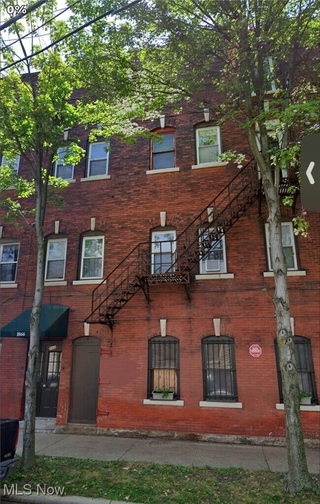 Building Photo - 1066 E 62nd St