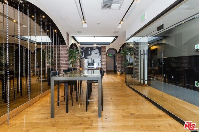 Building Photo - 460 S Spring St