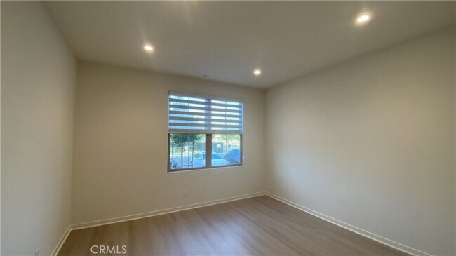 Building Photo - 110 Sunnyside