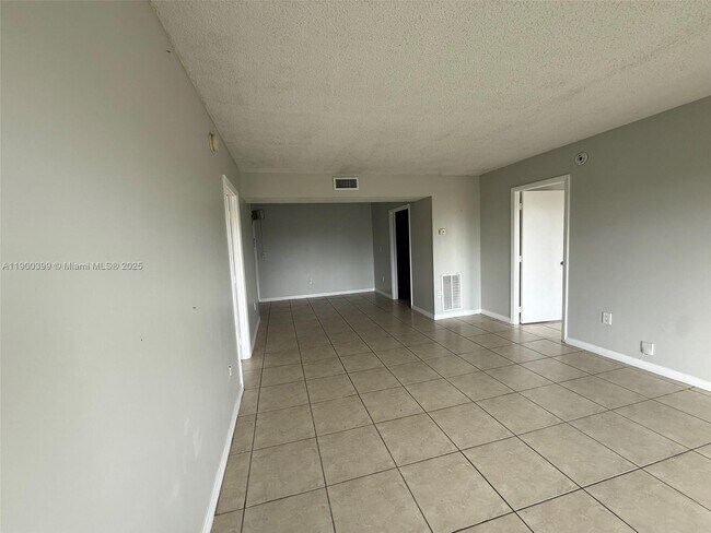 Building Photo - 4174 Inverrary Dr