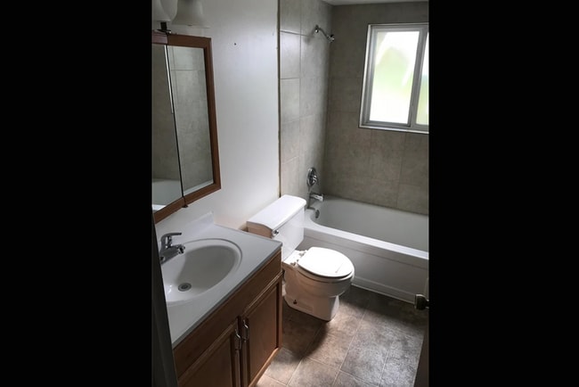 Building Photo - Binning Silver