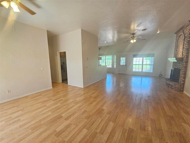 Building Photo - 7 Forest Ln