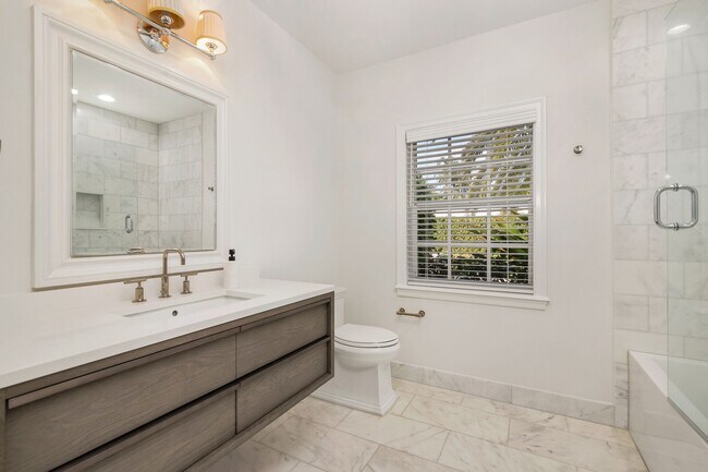 Building Photo - 230 Osceola Way