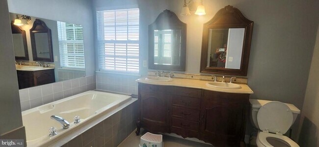 Building Photo - 2 Marchesi Dr