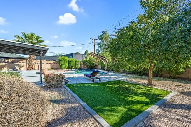 Building Photo - Now Leasing – Fully Updated Scottsdale Home!