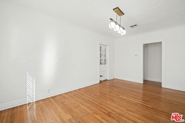 Building Photo - 10543 Almayo Ave