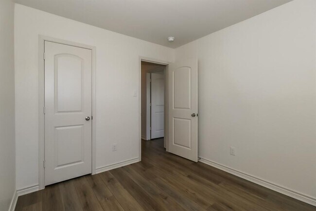 Building Photo - 200 Cres Park Dr