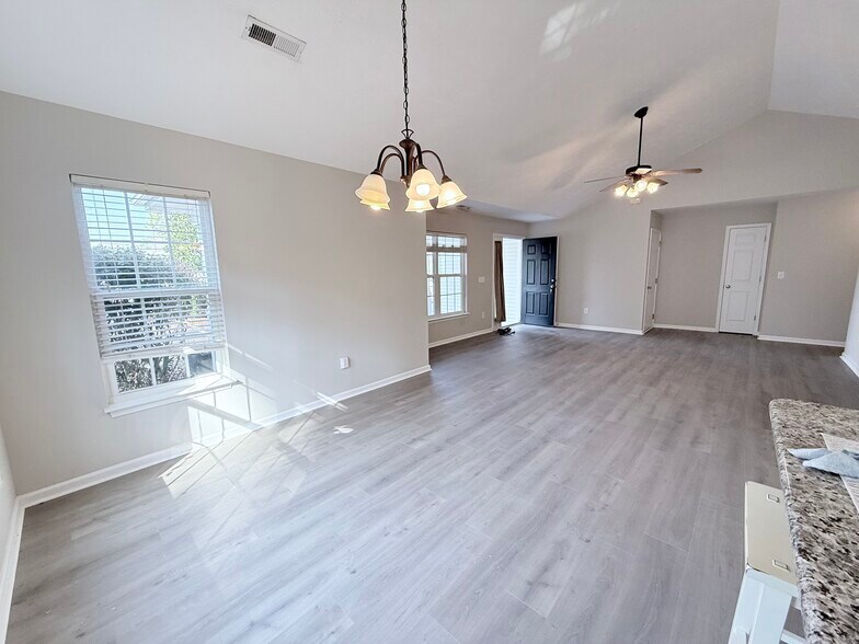 Building Photo - 412 Callie Dr