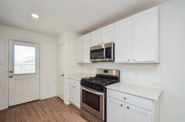 Building Photo - 4127 Saltillo Lakes Dr